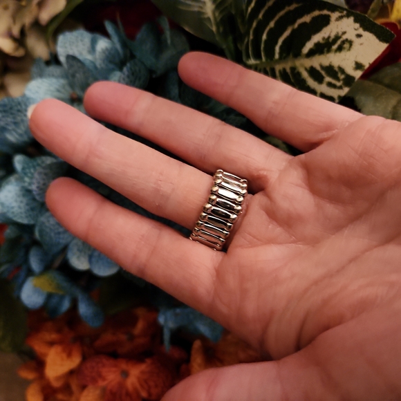 NWOT - Stretchable Costume Ring 💗 - Picture 7 of 9